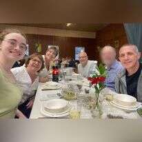 מימין לשמאל: לואיס הר, פרננדו מרמן, קלרה מרמן, גבריאלה ליימברג וביתה מיה ליימברג. | באדיבות המשפחה