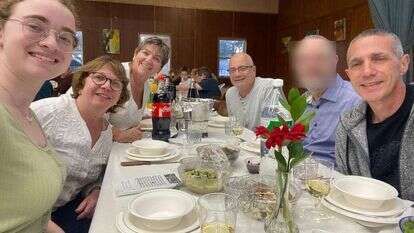 מימין לשמאל: לואיס הר, פרננדו מרמן, קלרה מרמן, גבריאלה ליימברג וביתה מיה ליימברג. | באדיבות המשפחה