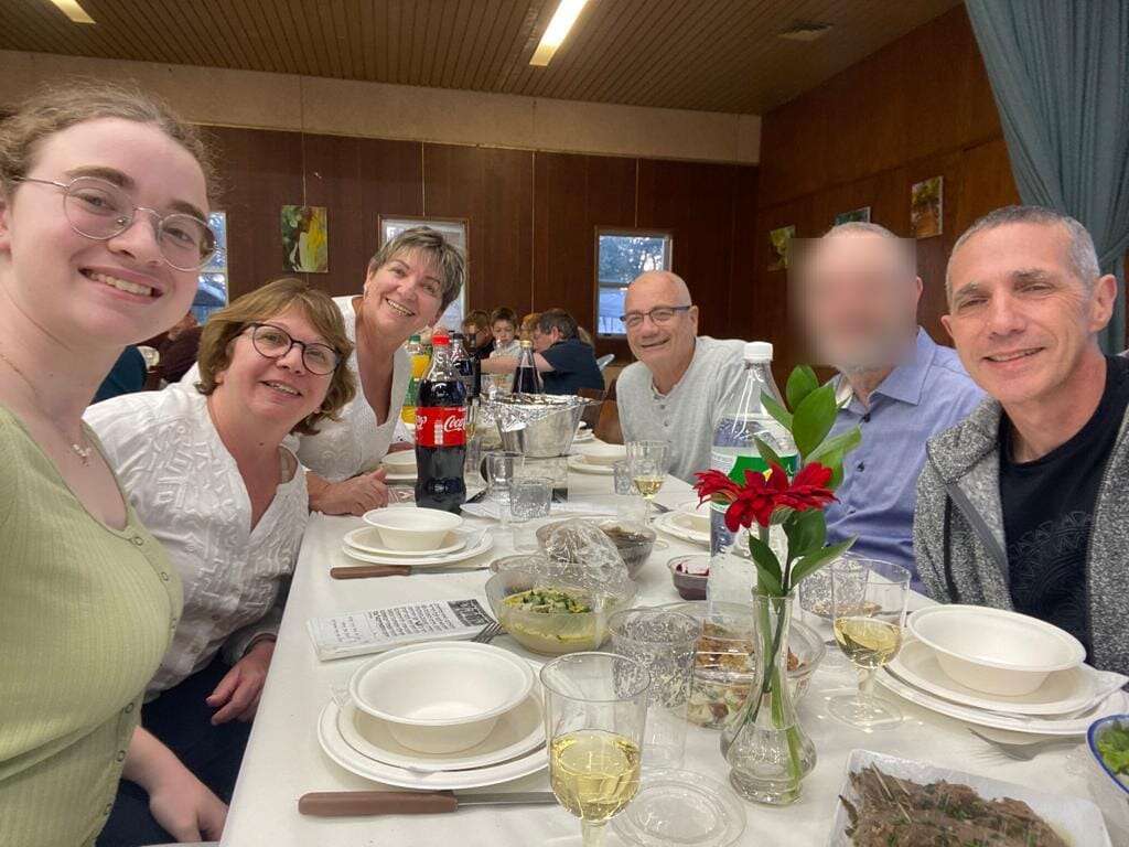 מימין לשמאל: לואיס הר, פרננדו מרמן, קלרה מרמן, גבריאלה ליימברג וביתה מיה ליימברג. | באדיבות המשפחה