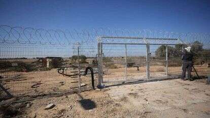 תיקון שער גדר היקפית ביישוב בעוטף. | אגף דוברות וקשרי ציבור במשרד הביטחון