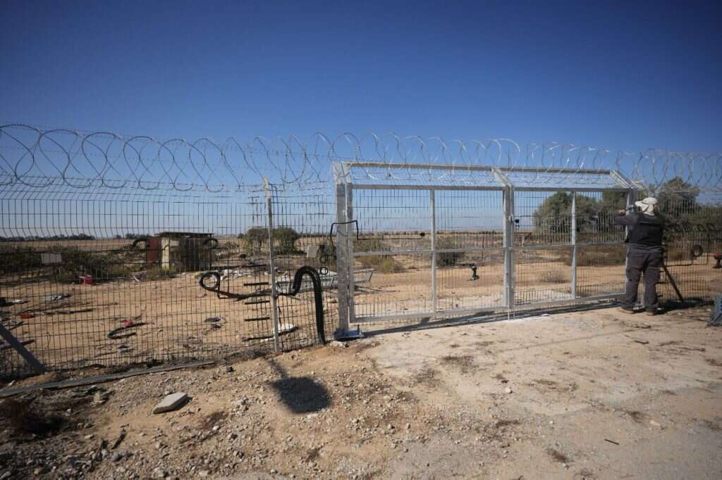 תיקון שער גדר היקפית ביישוב בעוטף. | אגף דוברות וקשרי ציבור במשרד הביטחון