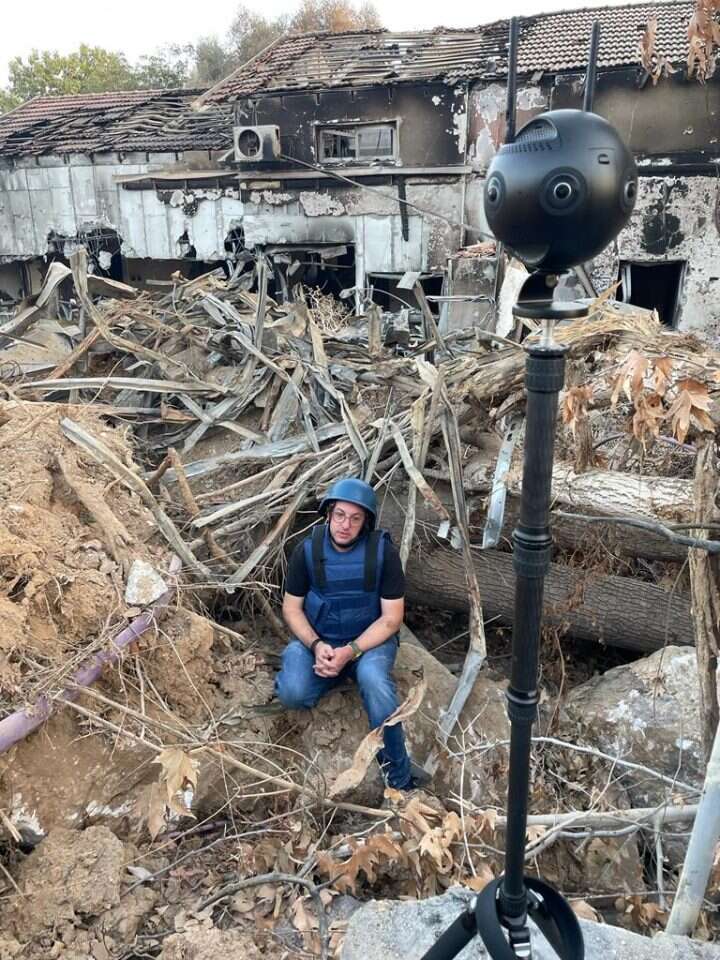 צביקה קליין, סגן עורך הג'רוזלם פוסט
מציג את סיפורה של בארי