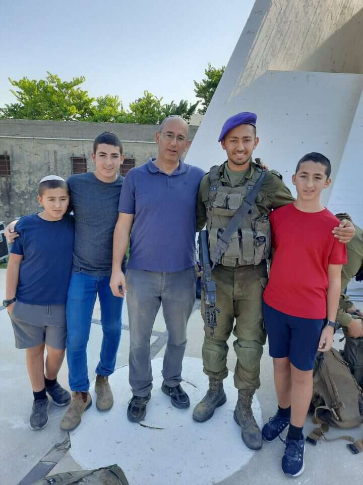 סמ"ר איתן דישון ז"ל ובני משפחתו. | באדיבות המשפחה