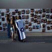 נערה עטופה בדגל ישראל ב-"כיכר החטופים". | גיל יערי, פלאש 90