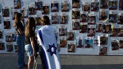 נערה עטופה בדגל ישראל ב-"כיכר החטופים". | גיל יערי, פלאש 90