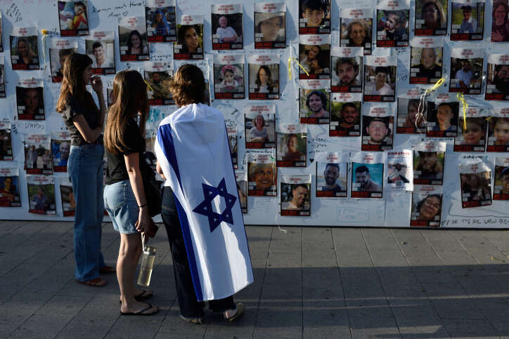 נערה עטופה בדגל ישראל ב-"כיכר החטופים". | גיל יערי, פלאש 90