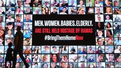 מודעה להעלאת המודעות לחטופים בתל-אביב. | EPA