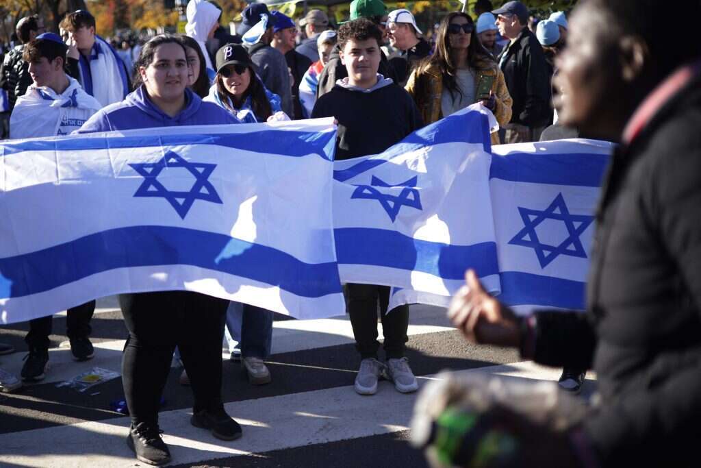 אישה מתווכחת עם המפגינים הפרו-ישראליים במצעד למען ישראל בוושינגטון. | גטי אימג'ס/ איי.אף.פי