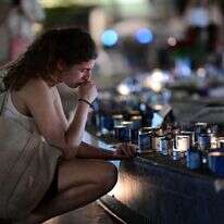 נרות שהודלקו בכיכר דיזינגוף לזכרם של הקורבנות שנרצחו בשביעי לאוקטובר. | תומר נויברג/פלאש90