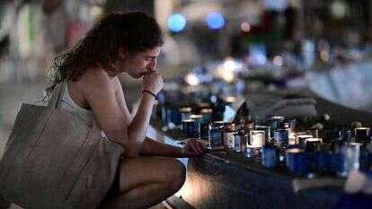 נרות שהודלקו בכיכר דיזינגוף לזכרם של הקורבנות שנרצחו בשביעי לאוקטובר. | תומר נויברג/פלאש90