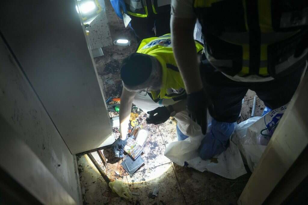 אנשי זק"א פועלים בהרס שנגרם על ידי מחבלי חמאס כאשר חדרו לקיבוץ חולית. | אריק מרמור/פלאש 90