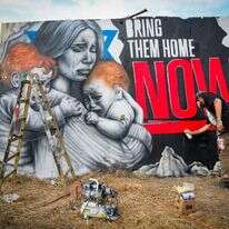 אמן גרפיטי מרסס כתובת בעמק יזרעאל לשחרור החטופים. | ענת חרמוני/פלאש90