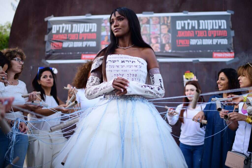 שחקני תיאטרון הבימה במיצג למען החזרת החטופים. | תומר נויברג/פלאש90