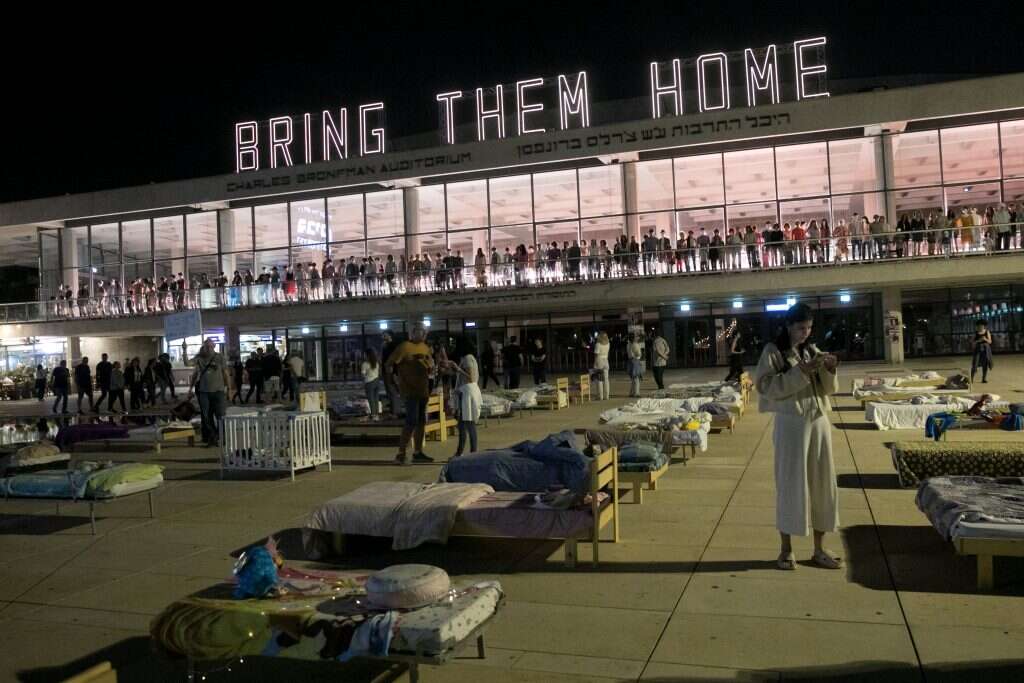 מיטות בכיכר הבימה, המייצגות את מספר בני הערובה המוחזקים בשבי. | מרים אלסטר/פלאש90