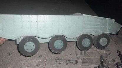 דגם של רכב צה"לי משוריין ששימש את חמאס באימונים לקראת הטבח. | דו"צ