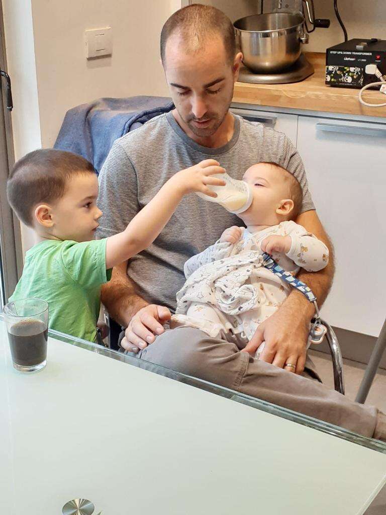 ענני קפלון עם בניו שניצלו. | באדיבות המשפחה