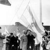 הרמת דגל המדינה על תורן האומות המאוחדות בטקס הכרזת האו"ם על כינון מדינת ישראל. בתמונה נראים משה שרת ואבא אבן. | לע"מ