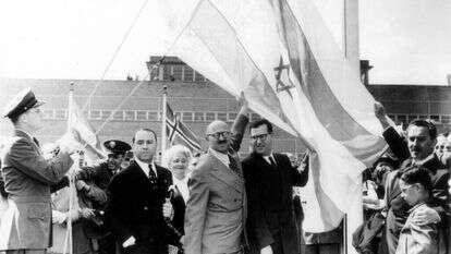 הרמת דגל המדינה על תורן האומות המאוחדות בטקס הכרזת האו"ם על כינון מדינת ישראל. בתמונה נראים משה שרת ואבא אבן. | לע"מ