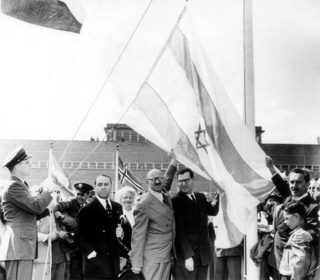 הרמת דגל המדינה על תורן האומות המאוחדות בטקס הכרזת האו"ם על כינון מדינת ישראל. בתמונה נראים משה שרת ואבא אבן. | לע"מ הרמת דגל המדינה על תורן האומות המאוחדות בטקס הכרזת האו"ם על כינון מדינת ישראל. בתמונה נראים משה שרת ואבא אבן. | לע"מ