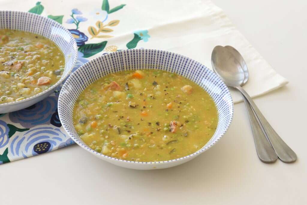 מרק אפונה עם נקניקיות. | אפרת ליכטנשטט.