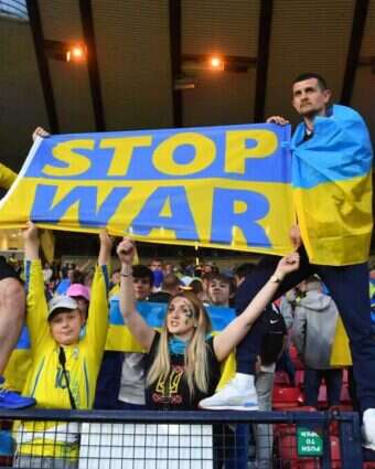 מפגינים אוקראיניים נגד המלחמה | AFP מפגינים אוקראיניים נגד המלחמה | AFP