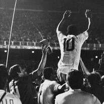 כדורגל בזמן מלחמת גטי אימג'ס, לע"מ אזרחים. פלה. | גטי אימג'ס