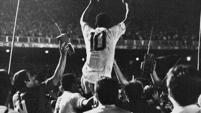 כדורגל בזמן מלחמת גטי אימג'ס, לע"מ אזרחים. פלה. | גטי אימג'ס כדורגל בזמן מלחמת גטי אימג'ס, לע"מ אזרחים. פלה. | גטי אימג'ס