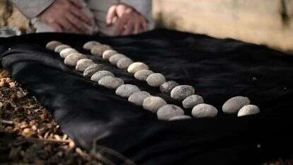 אבני הקלע העתיקות שנמצאו. | אמיל אלג'ם, רשות העתיקות