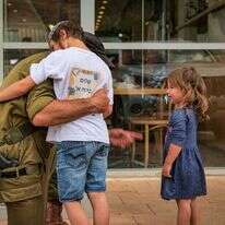 חייל מחבק את ילדו סמוך לגבול עם לבנון. | ארז בן סימון/פלאש90