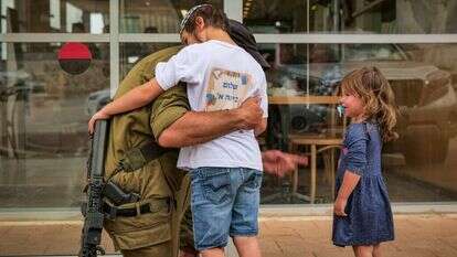 חייל מחבק את ילדו סמוך לגבול עם לבנון. | ארז בן סימון/פלאש90