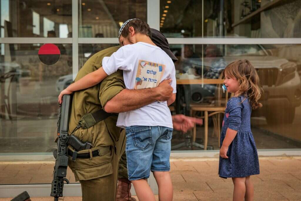 חייל מחבק את ילדו סמוך לגבול עם לבנון. | ארז בן סימון/פלאש90