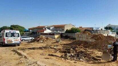 מתנדבי זק"א ליד שרידי תחנת המשטרה בשדרות. | דוברות זק"א