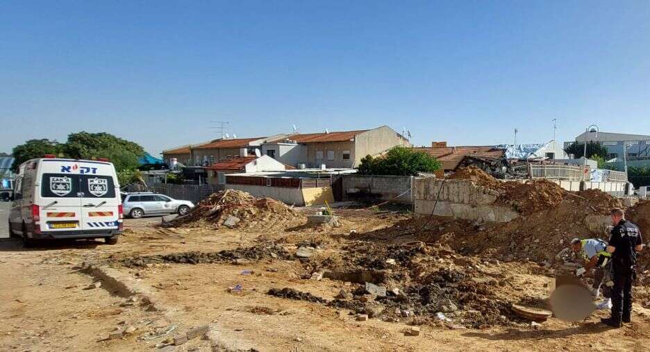 מתנדבי זק"א ליד שרידי תחנת המשטרה בשדרות. | דוברות זק"א