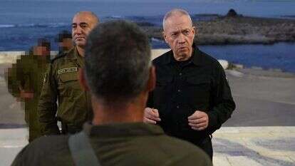 שר הביטחון גלנט בבסיס שייטת 13 בעתלית, לצידו מפקד חיל הים דוד סער סלמה.