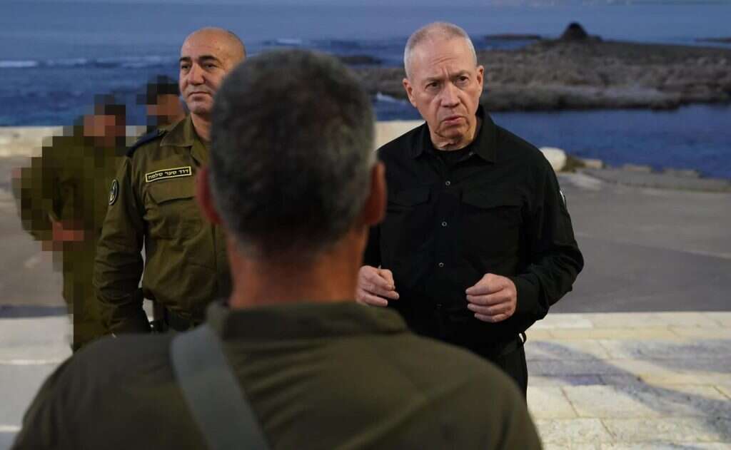 שר הביטחון גלנט בבסיס שייטת 13 בעתלית, לצידו מפקד חיל הים דוד סער סלמה. שר הביטחון גלנט בבסיס שייטת 13 בעתלית, לצידו מפקד חיל הים דוד סער סלמה.