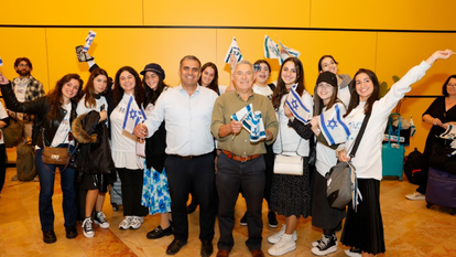 שר העליה והקליטה ויושב ראש הסוכנות היהודית מקבלים את פניהן של עולות חדשות בנתב"ג. | גיא יחיאלי באדיבות משרד הקליטה והעליה והסוכנות היהודית