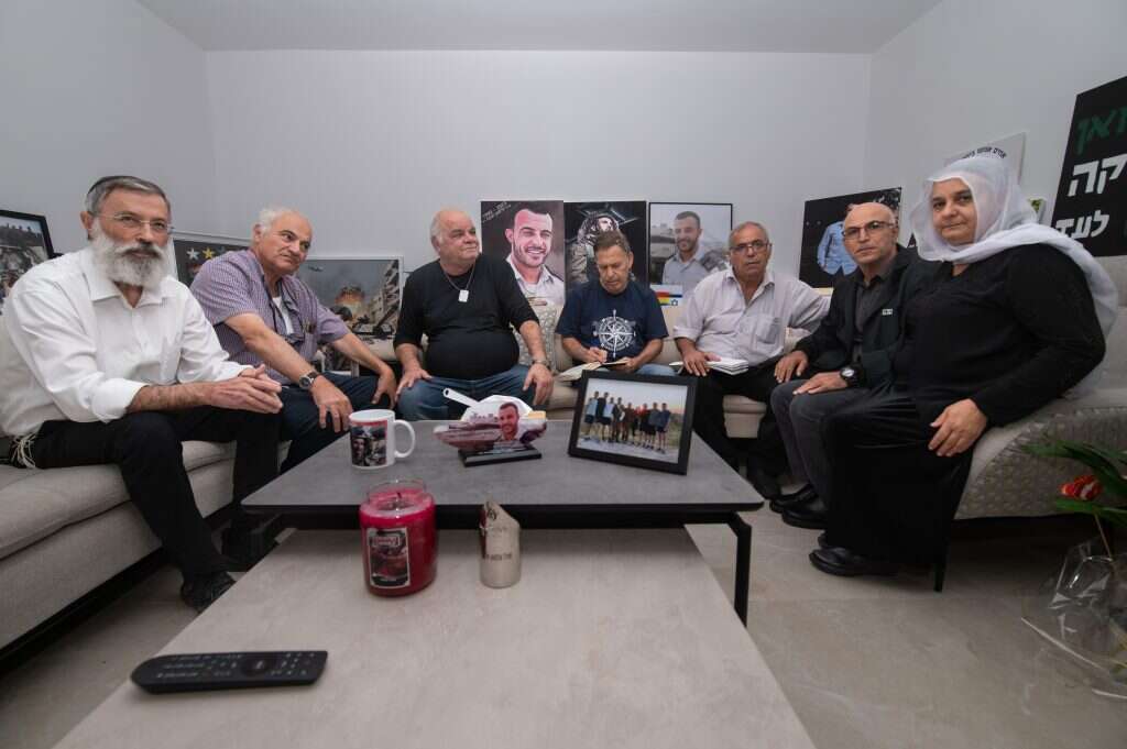 "מאז שהוא נהרג בכל בוקר אני רואה את סלמאן בעיניים שלי, ואני מקווה שזה לא יעבור לי". ותיקי גדוד 53 בניחום אבלים אצל משפחת חבקה. | אייל מרגולין, ג'יני