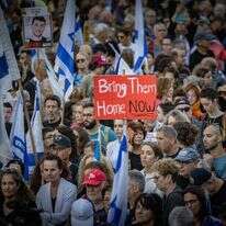 משפחות החטופים ומאות ישראלים בעצרת מחאה מחוץ למשרד ראש הממשלה. | יונתן סינדל, פלאש 90