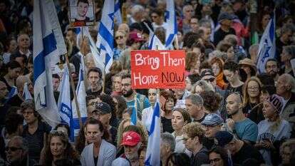 משפחות החטופים ומאות ישראלים בעצרת מחאה מחוץ למשרד ראש הממשלה. | יונתן סינדל, פלאש 90