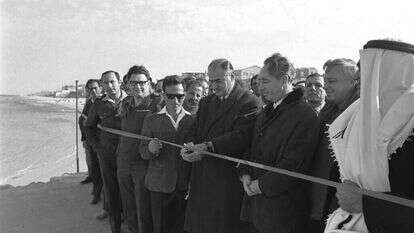 חנוכת נמל עזה בשנת 1972, במעמד אריאל שרון ושמעון פרס. | משה מילנר, לע"מ