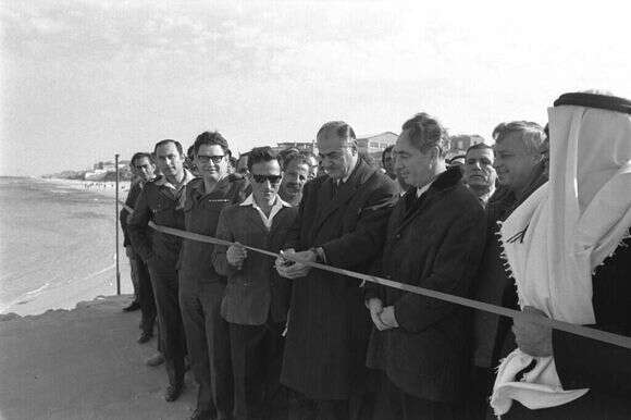 חנוכת נמל עזה בשנת 1972, במעמד אריאל שרון ושמעון פרס. | משה מילנר, לע"מ