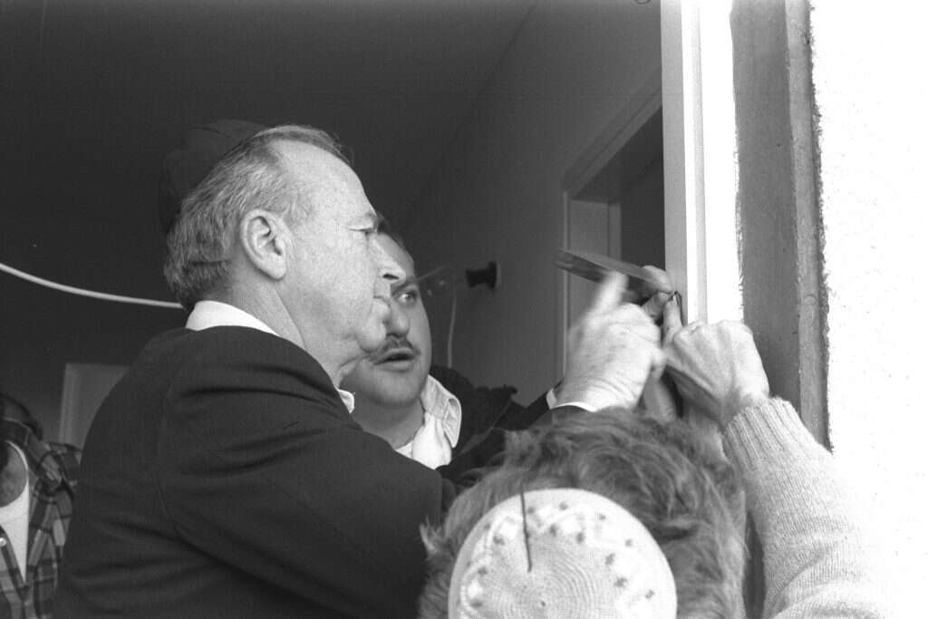 ב־ 10 בפברואר 1977 (ט"ו בשבט תשל"ז), בעיצומה של מערכת בחירות, התייצב ראש הממשלה יצחק רבין בטקס האזרוח של היישוב נצר־חזני בגוש קטיף. | משה מילנר - לע"מ