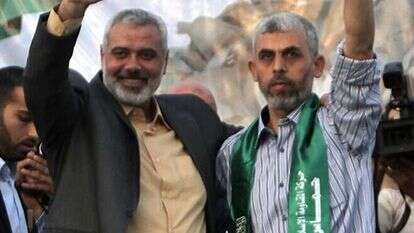 הנייה מקבל את פניו של יחיא סינוואר ששוחרר בעסקת שליט, 2011 | אי.אף.פי