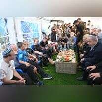 נתניהו בניחום אבלים אצל משפחתו של רס"ן משה לייטר ז"ל בעין־צורים. שני משמאל: האב יחיאל. | חיים צח, לע"מ