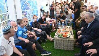 נתניהו בניחום אבלים אצל משפחתו של רס"ן משה לייטר ז"ל בעין־צורים. שני משמאל: האב יחיאל. | חיים צח, לע"מ