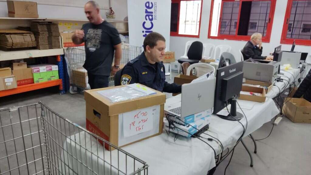 זיהוי ומיון חפצי החללים בלהב 433. | משטרת ישראל זיהוי ומיון חפצי החללים בלהב 433. | משטרת ישראל