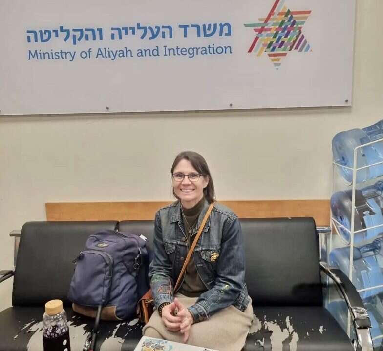 תמרה רוזנברג במשרד הקליטה והעליה. | עצמי