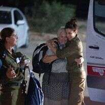 חיבוק של חיילת, שחרור החטופים. | דובר צה"ל