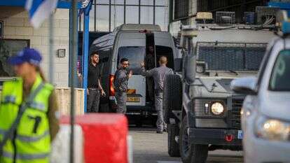 תמונות מהעברת החטופים בפעימה הראשונה, ביום שישי. | פלאש 90