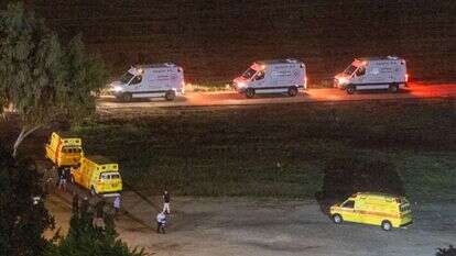 הסעת חטופים באמבולנסים לבית החולים וולפסון. יוסי אלוני  פלאש 90